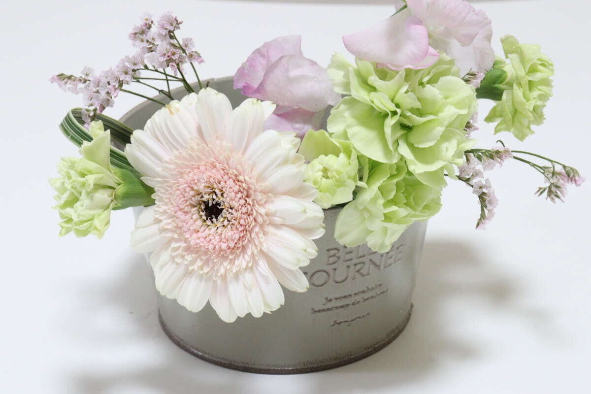 ダイソーのフレンチ風アイアンポット（浅型）にミニブーケを飾る