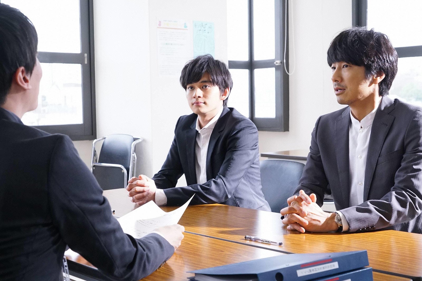 北村匠海、眞島秀和／「隣の家族は青く見える」最終話より（C）フジテレビ