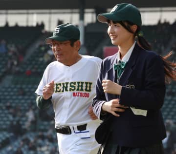 77歳11カ月4日の専大松戸・持丸監督「甲子園の校歌って本当にいいな」 穏やかな笑み センバツ最年長監督勝利記録