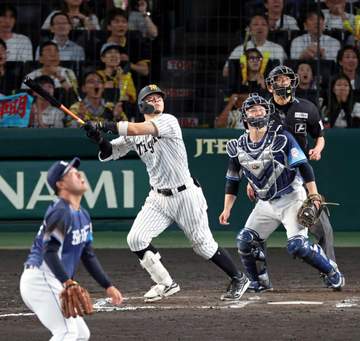 阪神・佐藤輝 異次元の零敗阻止15号2ラン 「長嶋茂雄賞」級の全力プレーに藤川監督評価「周りがどう響くか」
