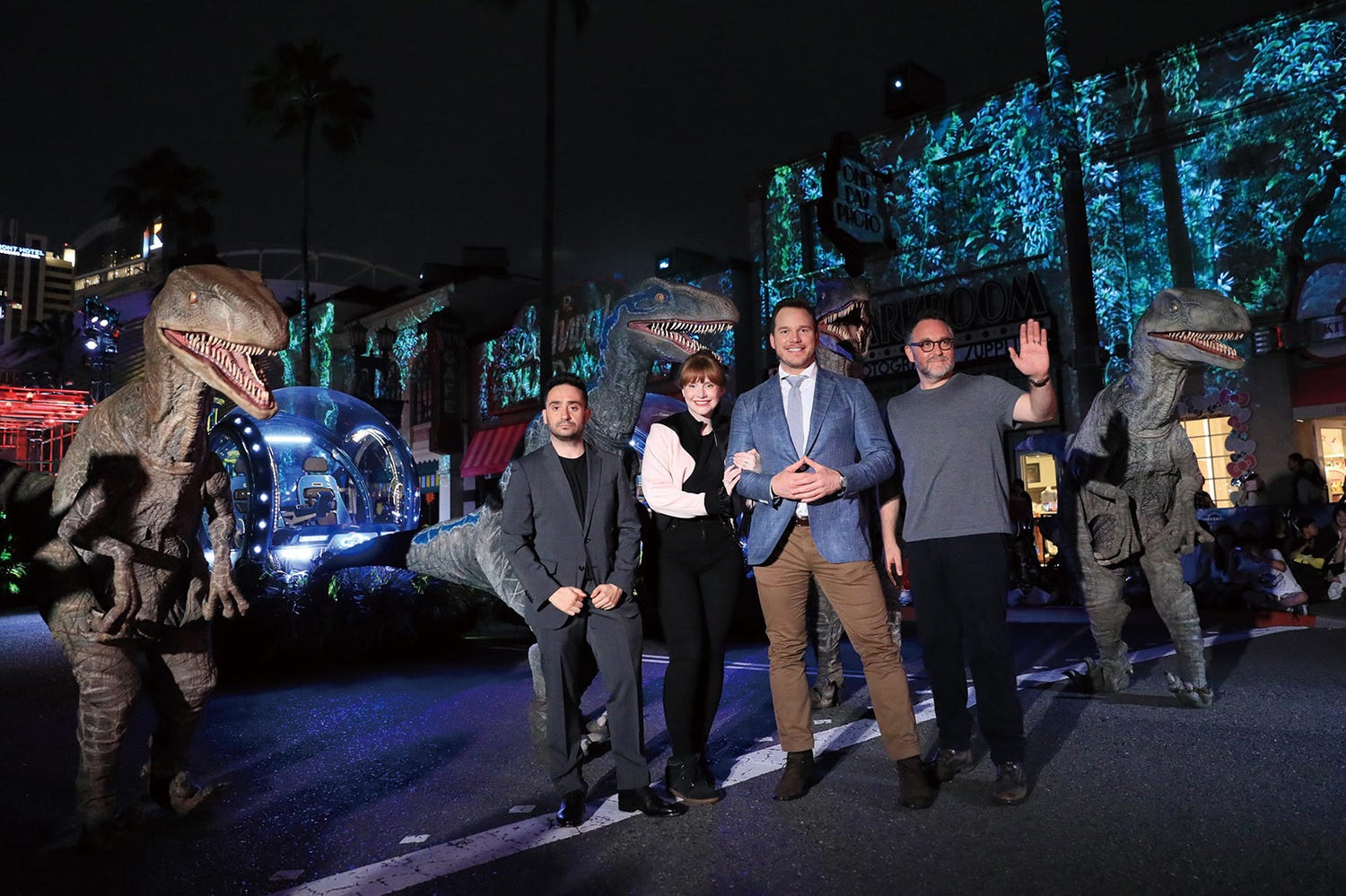 クリス・プラット&ブライス・ダラス・ハワードらUSJ来場 “あの名シーン”を再現