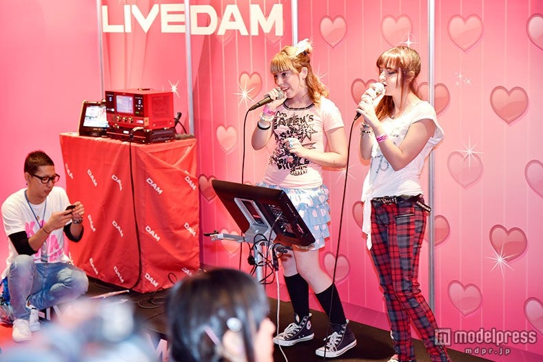 カラオケ大会の様子／第一興商「LIVE DAM」のブース