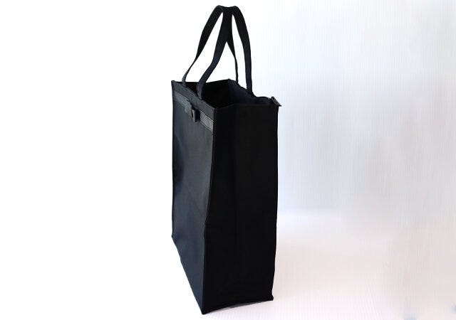 MATURIAの大人の上品マナーバッグは自立する