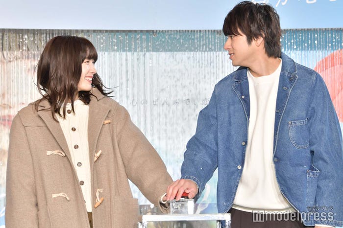演出にドギマギする永野芽郁、山田裕貴(C)モデルプレス