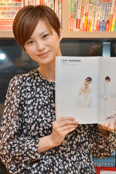 ウエディングドレスを披露した今宿麻美