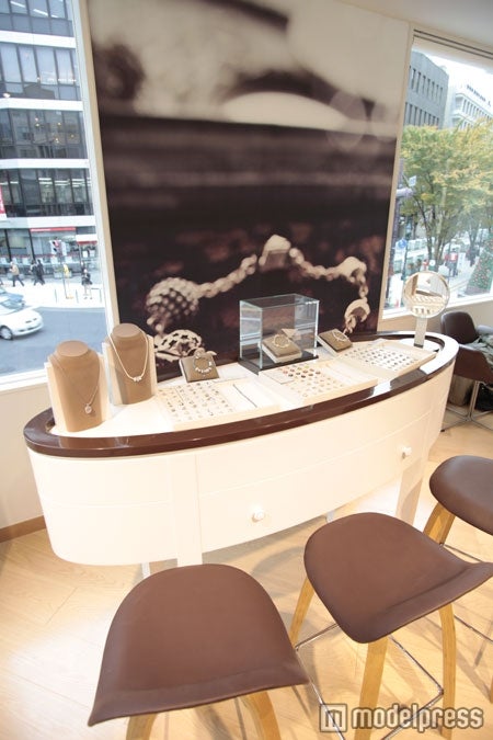 「PANDORA」神戸元町店に導入されたチャームバー