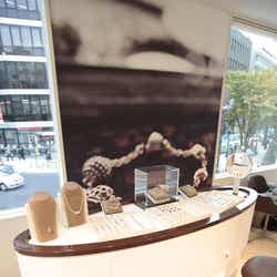 「PANDORA」神戸元町店に導入されたチャームバー