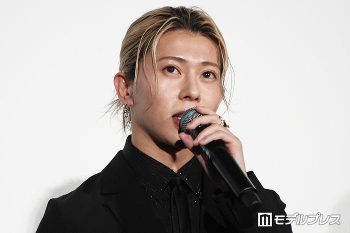 向井康二と“新旧おそ松共演”を果たした末澤誠也(C)モデルプレス
