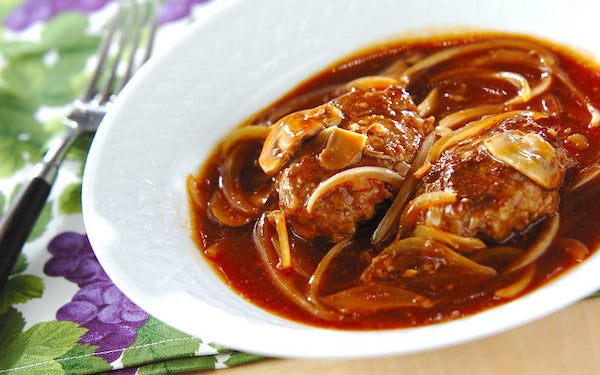 ワインが香る！　濃厚な味わいの失敗知らずな「煮込みハンバーグ」