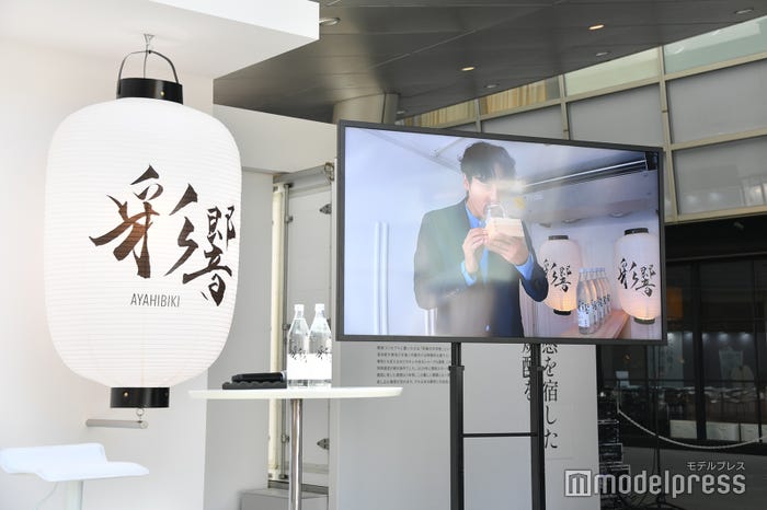 冷凍コンテナからリポートをする小関裕太(C)モデルプレス