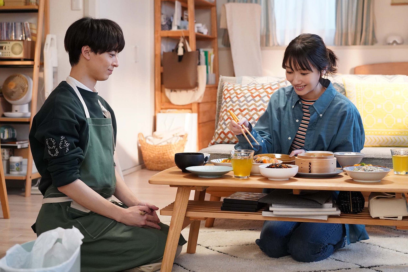 （左から）高杉真宙、波瑠 ／「わたしのお嫁くん」第2話より（C）フジテレビ