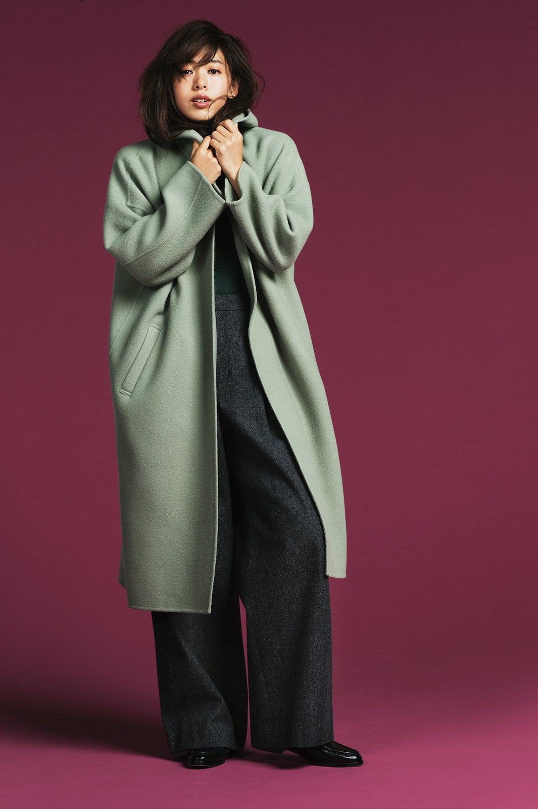 タートルネック￥14,000、パンツ￥21,000、コート￥46,000／以上STUNNING LURE（C）TOPLOG