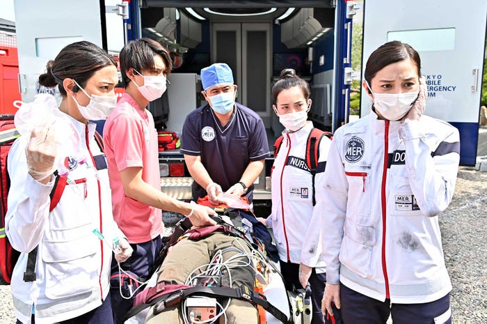 (左から)菜々緒、佐野勇斗、小手伸也、フォンチー、中条あやみ「TOKYO MER~走る緊急救命室~」第2話より(C)TBS
