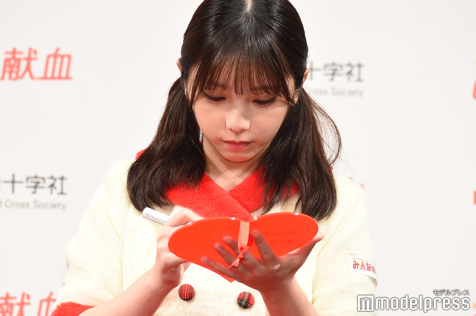 サインを書く与田祐希 （C）モデルプレス