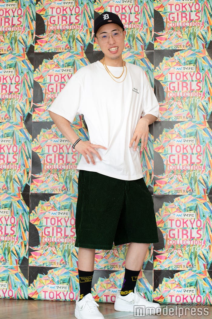 70万円のネックレスをまとう中町JP(C)モデルプレス