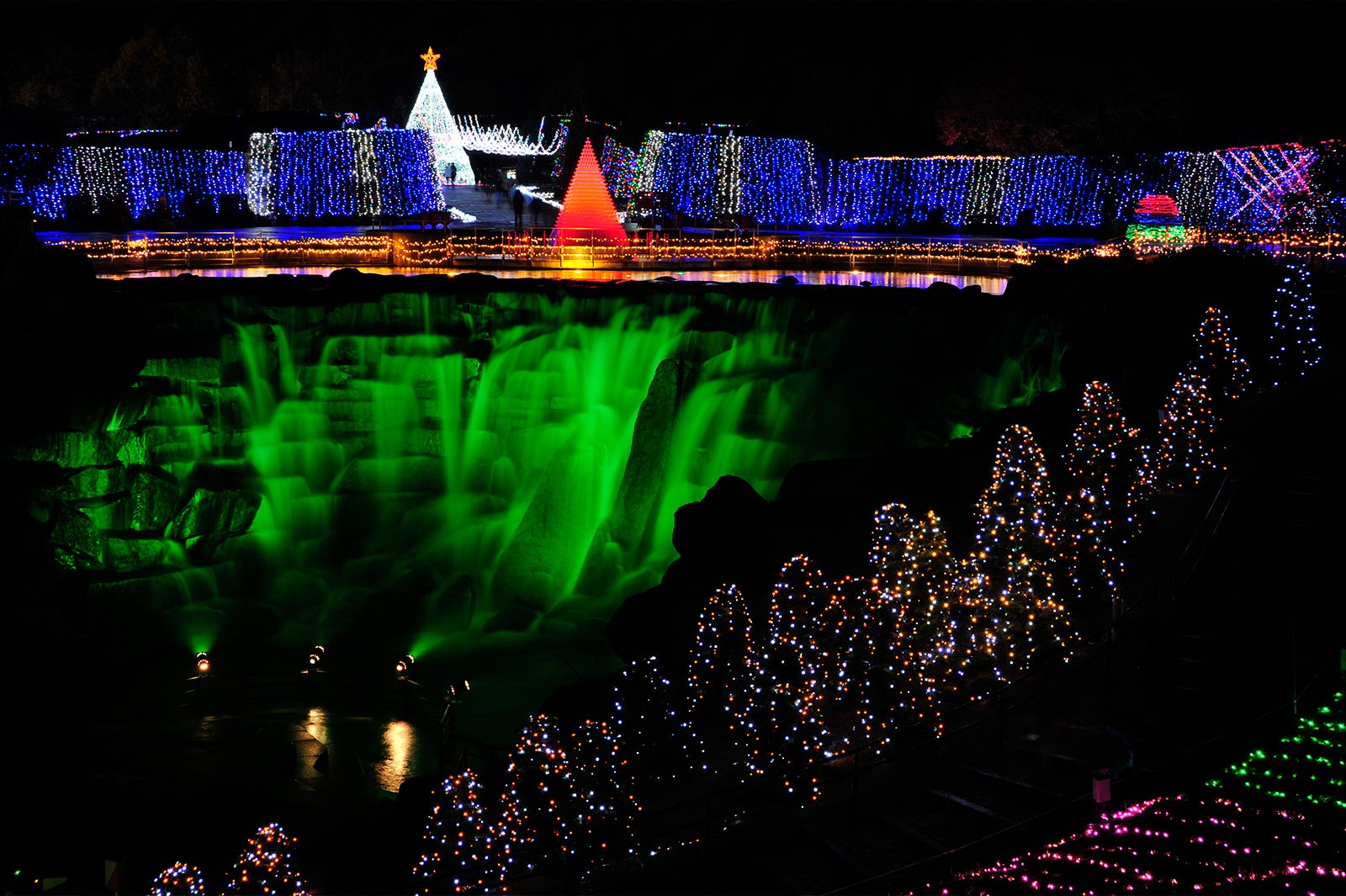 昇竜の滝ライトアップ／画像提供：国営讃岐まんのう公園