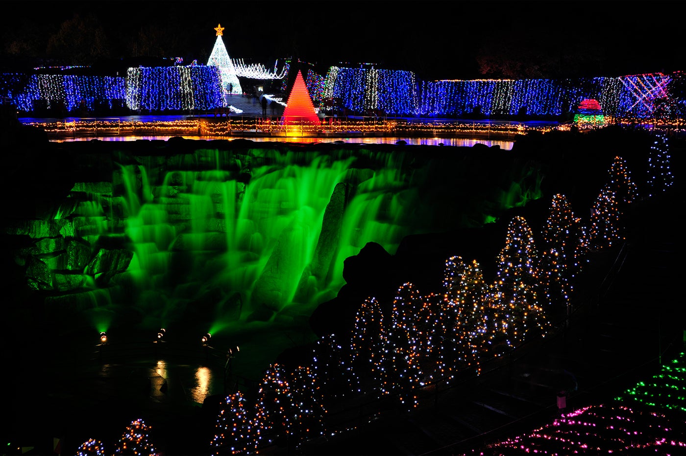 昇竜の滝ライトアップ／画像提供：国営讃岐まんのう公園
