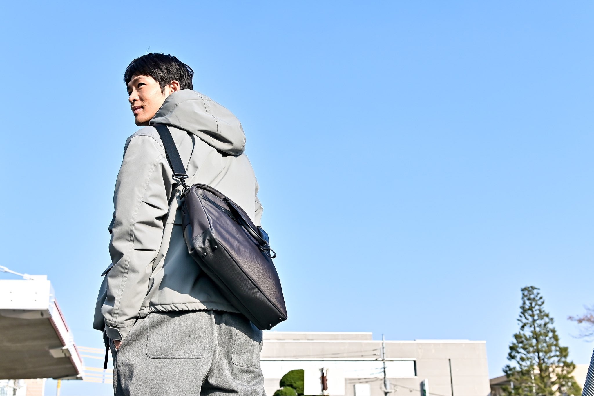 「最愛」松下洸平、振り向きショット公開「爽やかすぎる」「鞄のかけ方もかっこいい」の声