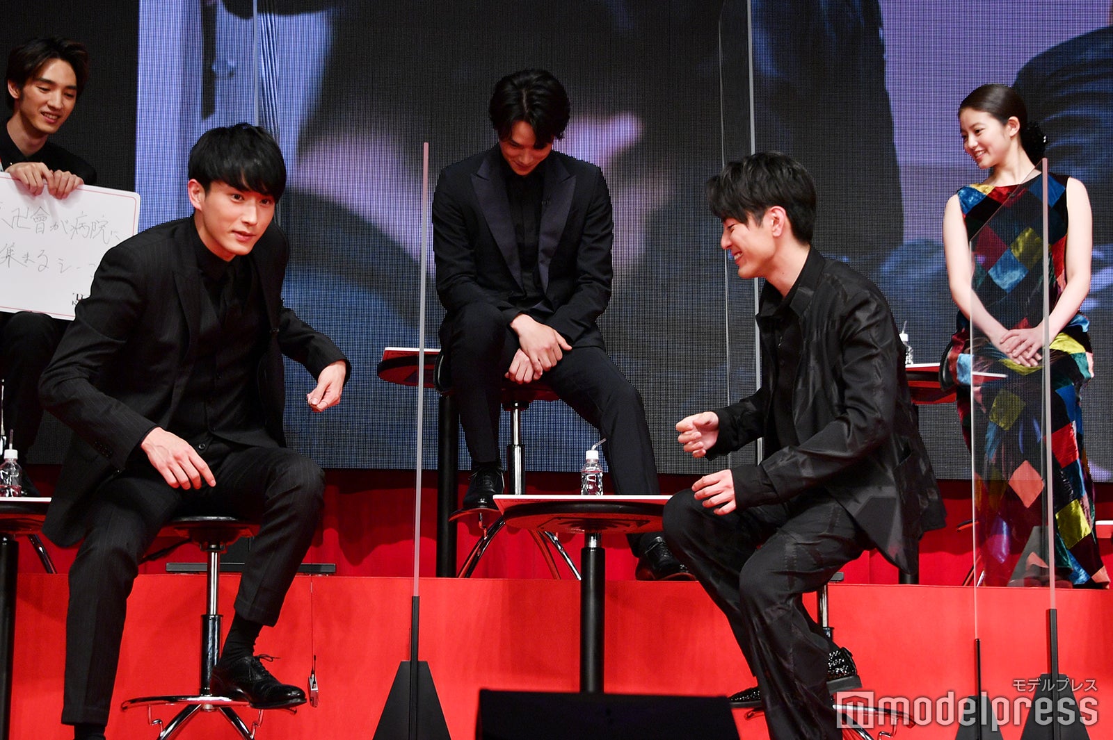 杉野遥亮、ハプニング発生 ※マイクの受信機が落下（C）モデルプレス