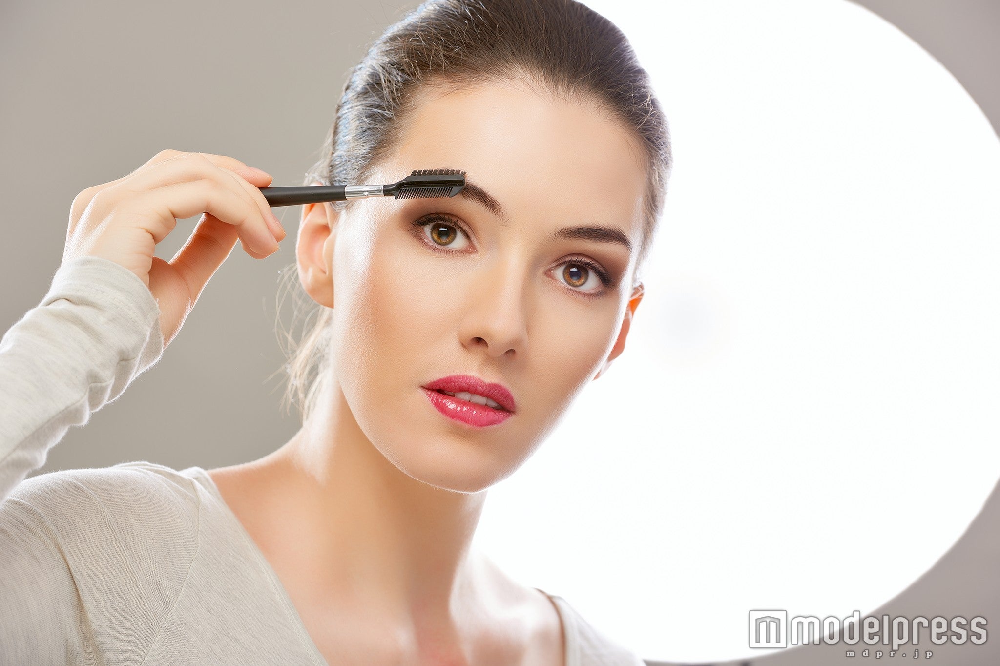 お泊りで眉毛ナシ！そんなピンチを乗り切る“ニセ眉毛トリック”5選