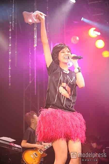 西内まりや／タオルを振り回しながら熱唱