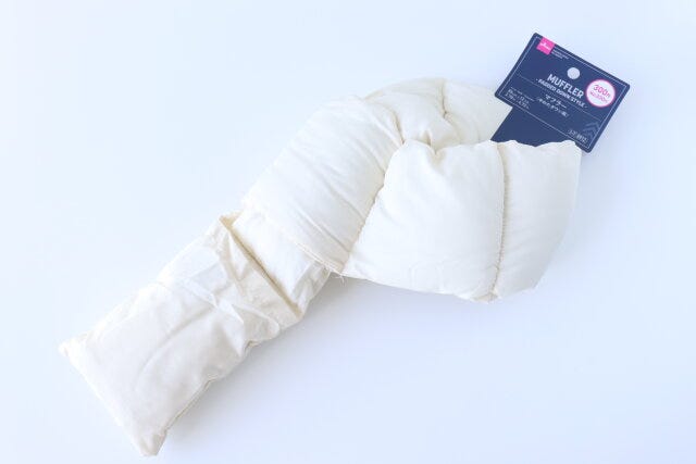 ダイソー　中わたダウン風マフラー　商品タグ