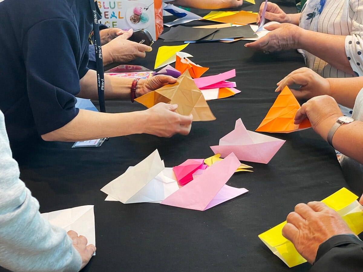 日本人ホストが書道や折り紙を紹介する文化交流イベント