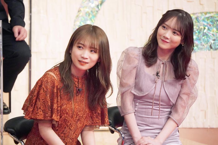 秋元真夏、田村真佑 (C)テレビ東京