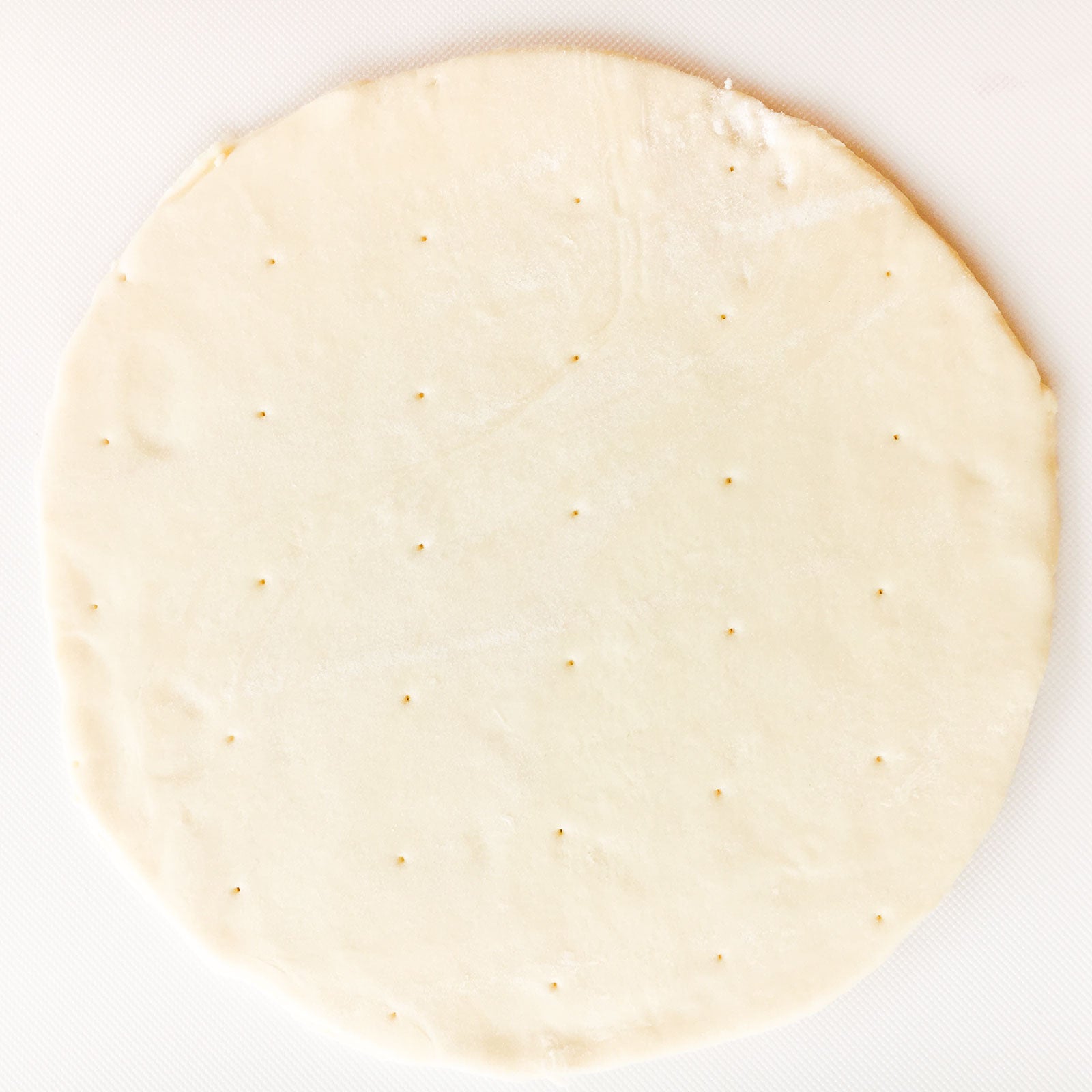 手順1：パイシートは2枚とも綿棒で伸ばし円形に切る／画像提供：柏原歩