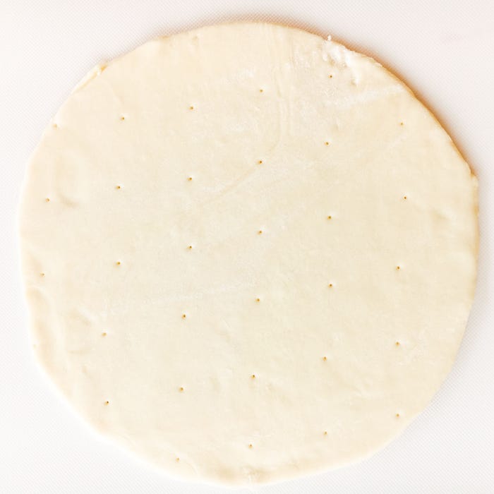 手順1:パイシートは2枚とも綿棒で伸ばし円形に切る/画像提供:柏原歩