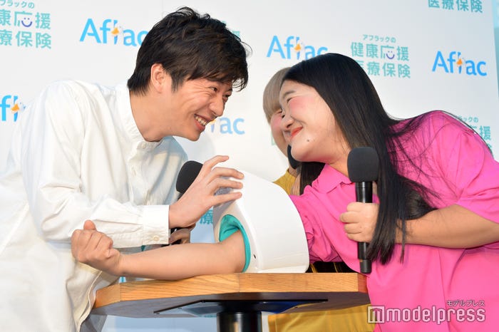 よしこ(右)に至近距離で見つめられ笑いがとまらない田中圭(左)/(C)モデルプレス