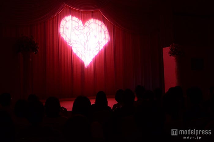 披露宴会場で行うことができる光の演出を披露