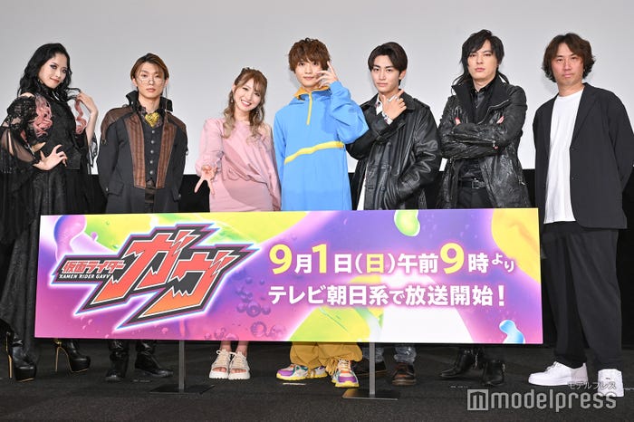 (左より)千歳まち、滝澤諒、宮部のぞみ、知念英和、日野友輔、塚本高史、杉原輝昭監督(C)モデルプレス