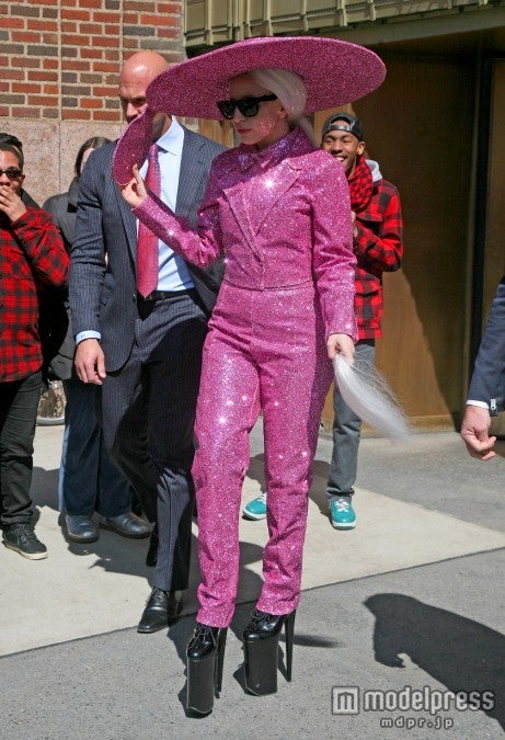 レディー・ガガ、春らんまんな全身メタリックピンク