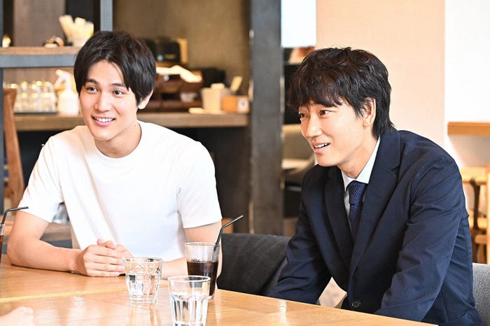 中川大志、綾野剛/「オールドルーキー」第5話より(C)TBS