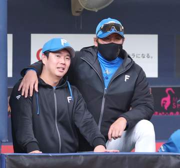 日本ハム・マルティネス3年ぶり捕手で出場 新庄監督「楽しそうにやっているでしょ。キャッチャーフライの練習はさせないかんけど（笑）」