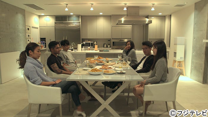 全員の夕食の席で悠里子が切り出す『TERRACE HOUSE BOYS & GIRLS IN THE CITY』10th WEEK(C)フジテレビ/イースト・エンタテインメント