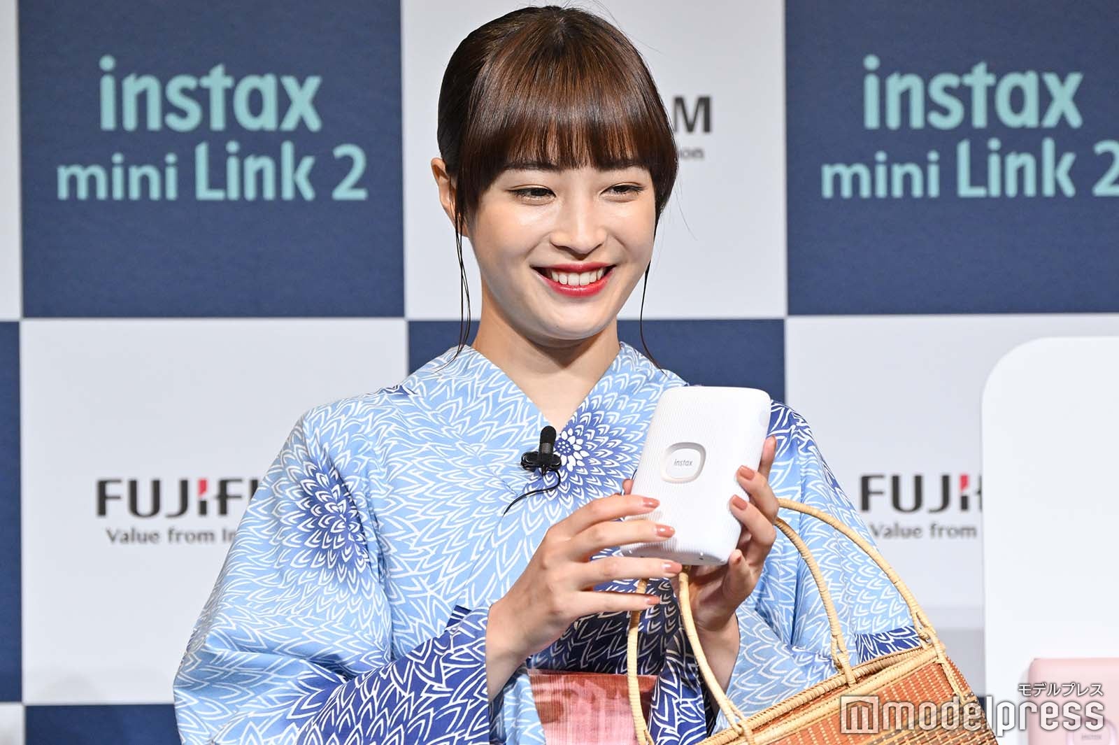 製品を持つ広瀬すず （C）モデルプレス