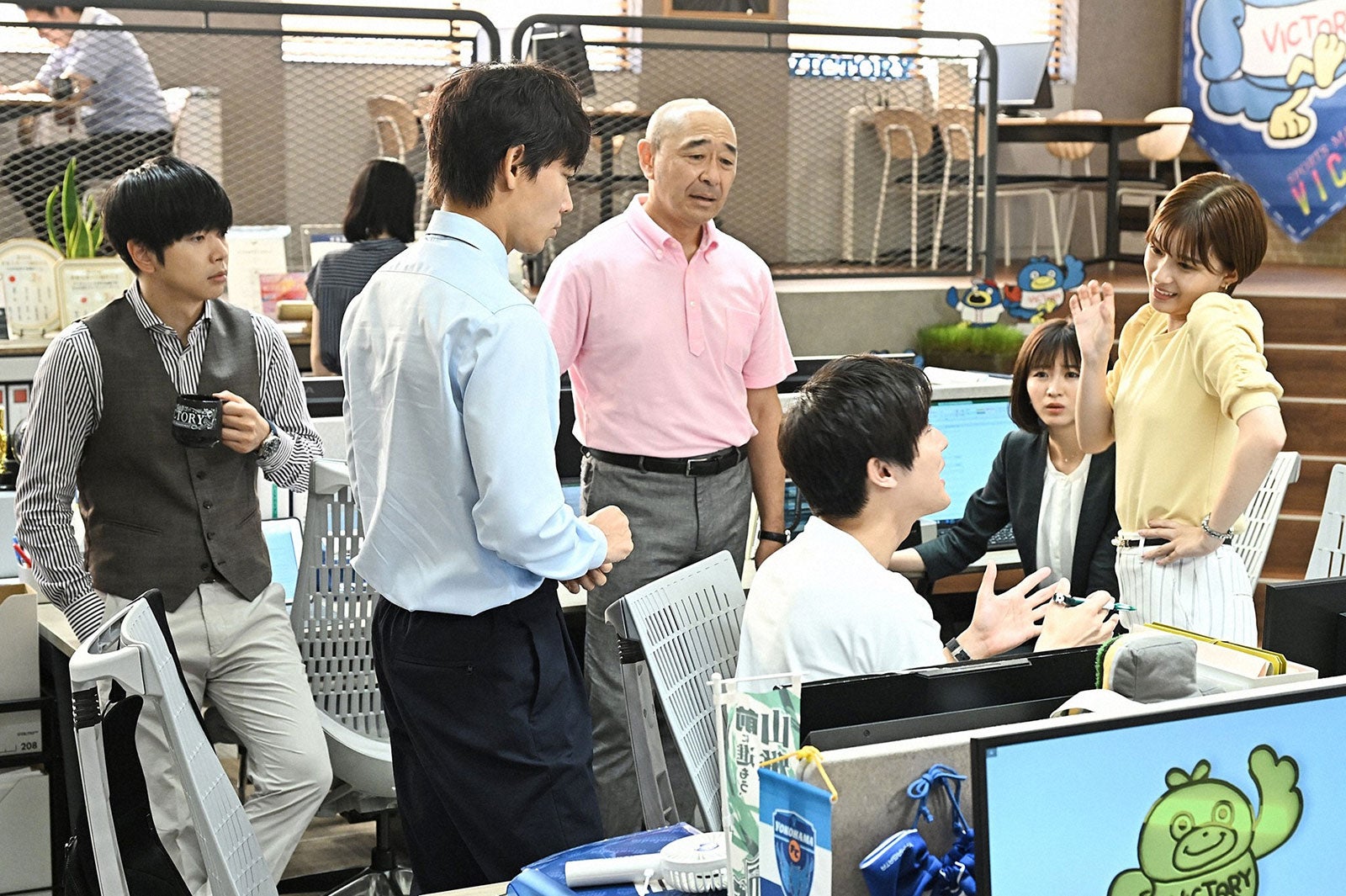 （左から）増田貴久、綾野剛、高橋克実、中川大志、岡崎紗絵、芳根京子／「オールドルーキー」第5話より（C）TBS