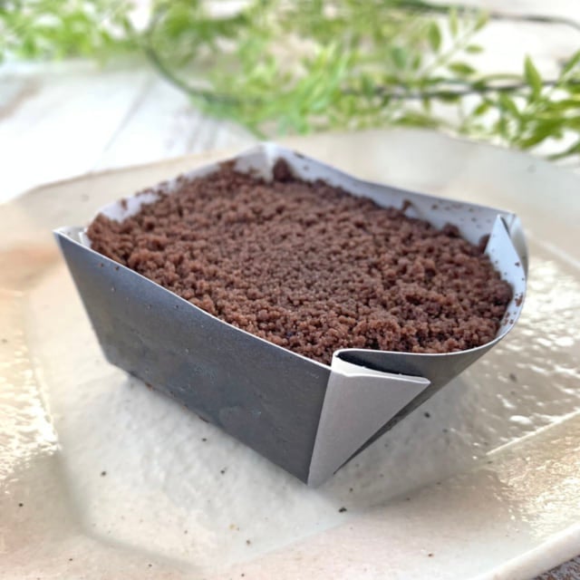 ファミマのショコラチーズケーキパッケージから出したところ