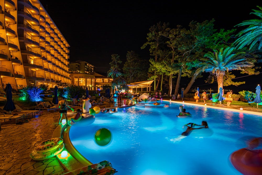 伊豆今井浜東急ホテル、ガーデンプール&ナイトプール夏限定オープン