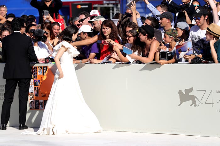 ファンサービスに応じる広瀬すず (提供写真)