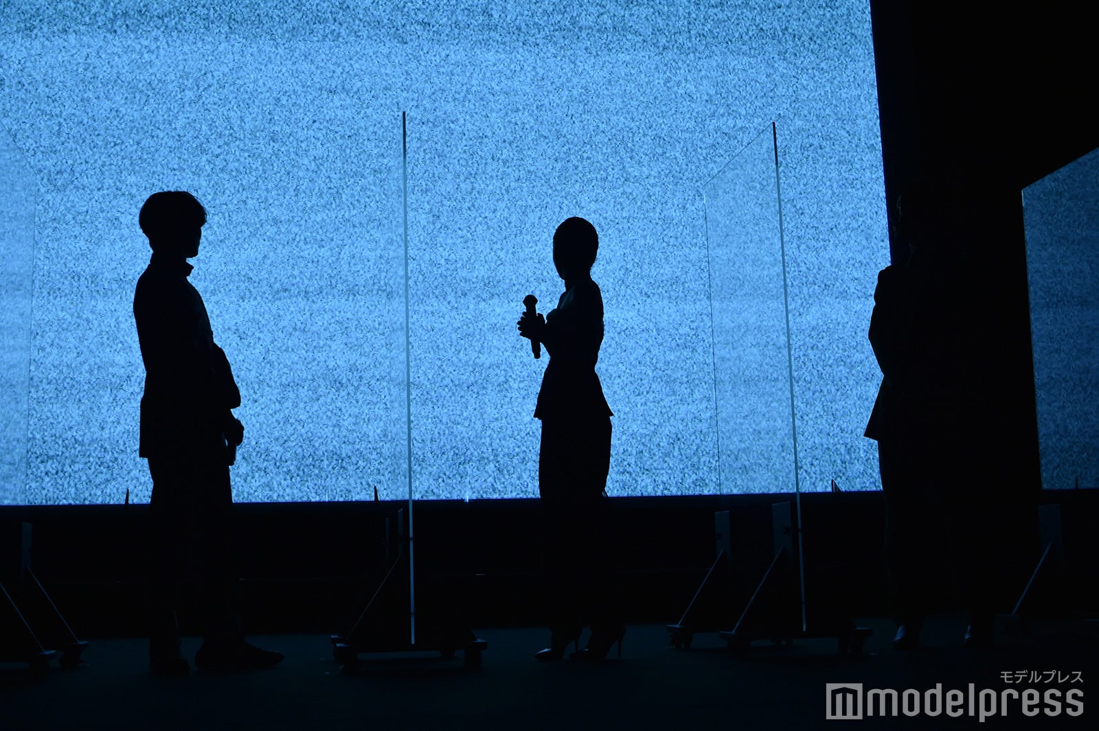 突如暗転した会場に驚く川村壱馬、小芝風花、黒羽麻璃央（C）モデルプレス