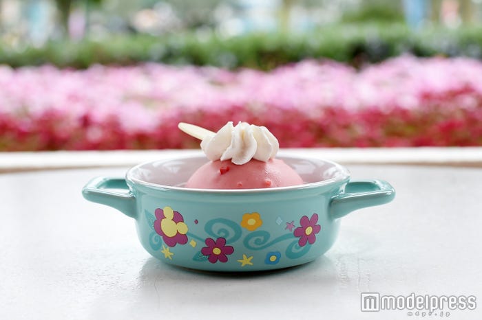 ストロベリームースケーキ、スーベニアキャセロール付き880円(C)モデルプレス