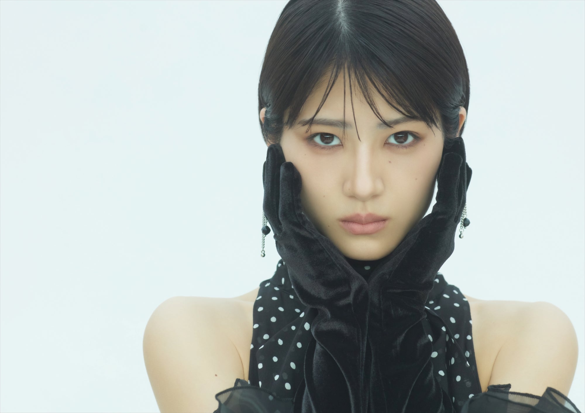 卓上カレンダー「若月佑美デビュー15周年記念カレンダー2026」より（提供写真）