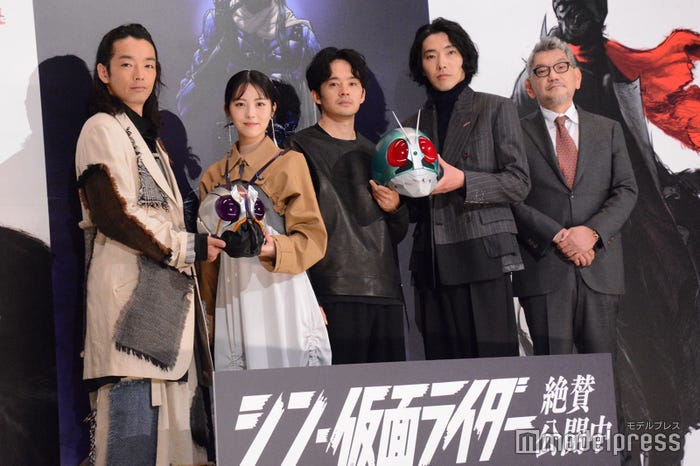 (左から)森山未來、浜辺美波、池松壮亮、柄本佑、庵野秀明監督(C)モデルプレス