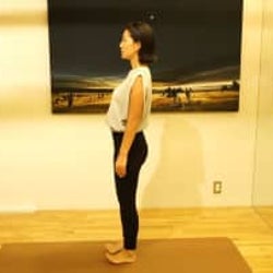 【その場でできる】姿勢を見直したい…プロに聞いた「かんたん改善ヨガ」