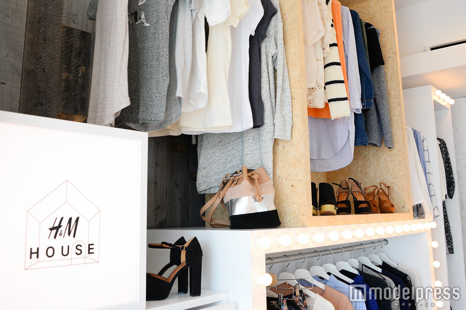 壁一面を覆い尽くすクローゼット（C）モデルプレス