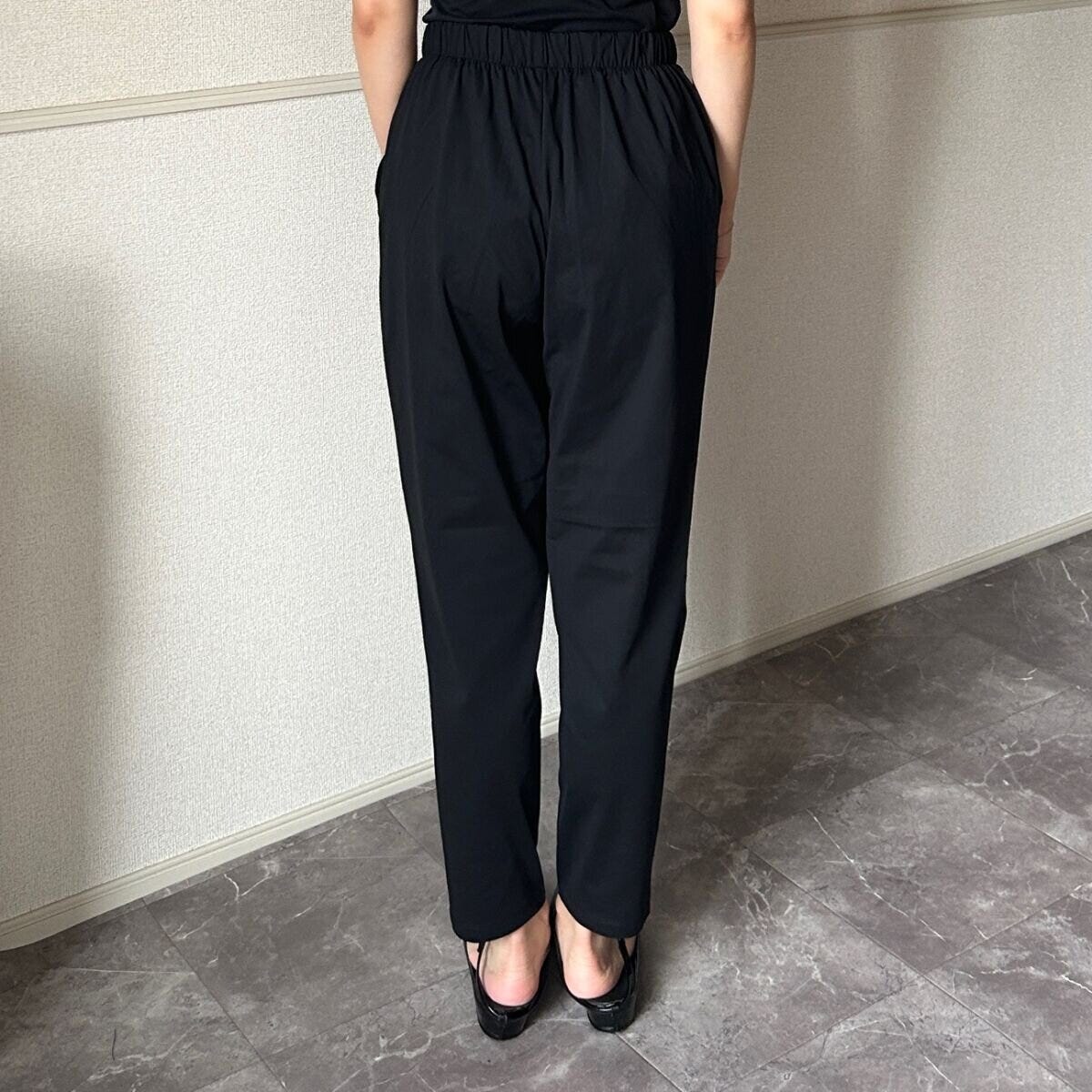 GU　ドライストレッチアンクルパンツ　後ろ姿のテーパードシルエット