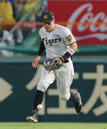 阪神 右翼・佐藤輝の痛恨失策で追加点許す 甲子園に悲鳴が響く 四回に打球をはじいて本塁へ悪送球
